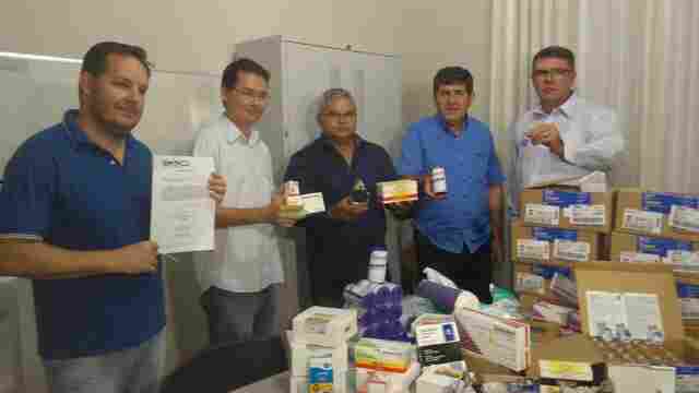 Empresário doa remédios para o hospital de Rolim de Moura