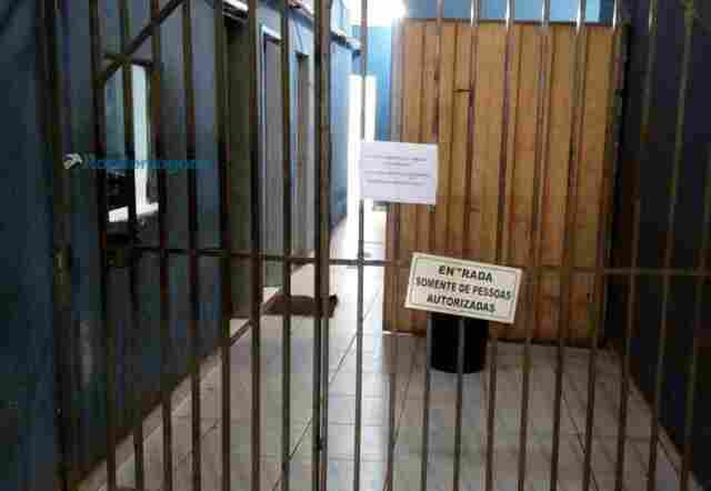 Bêbado, homem interrompe culto e agride esposa dentro de igreja