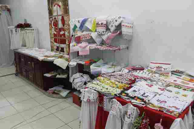 Feira de artesanatos é opção para comprar presentes de Natal em Ouro Preto