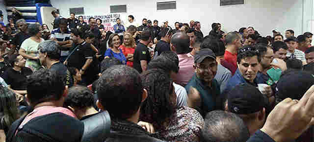 Vídeo: Servidores lotam Assembleia em protesto por garantia de benefícios