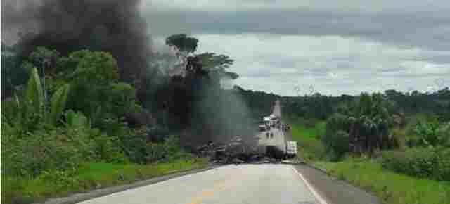 Colisão entre caminhões causa explosão na BR-364