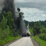 Colisão entre caminhões causa explosão na BR-364