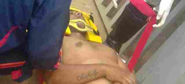 Homem para em cruzamento de vias e quase é assassinado dentro do carro