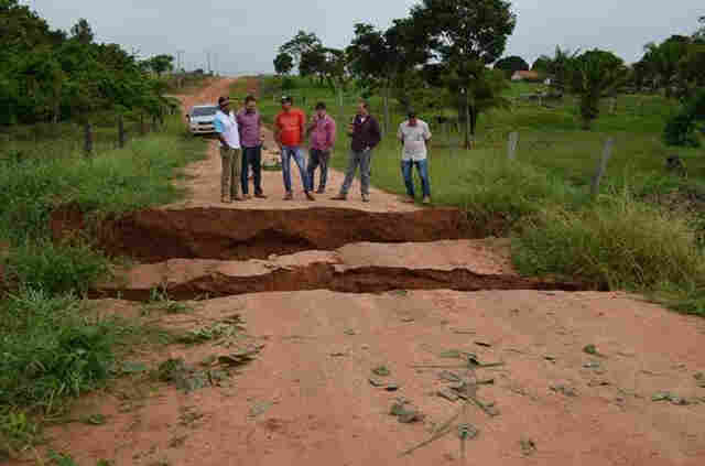 Forte chuva rompe tudo e aterro em estrada rural desaba