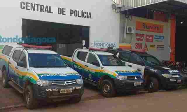 Dois são detidos com moto roubada e arma simulacro