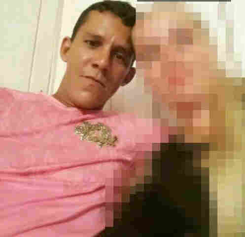 Jovem é morto a tiros ao atender supostas visitas na frente de casa