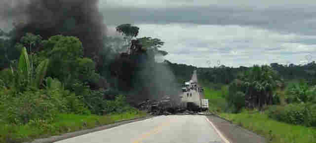 Motoristas que morreram carbonizados em acidente na BR-364 ainda não foram identificados