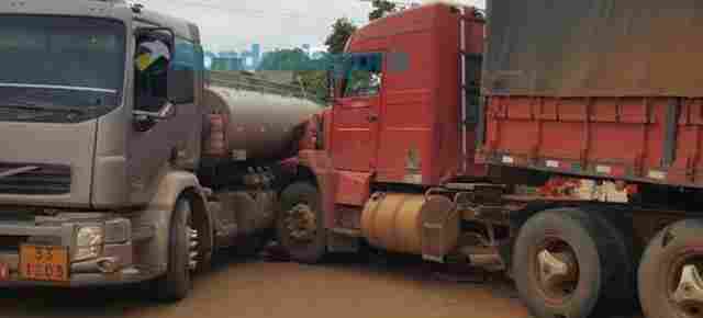 Mulher morre esmagada em acidente envolvendo caminhões em Porto Velho