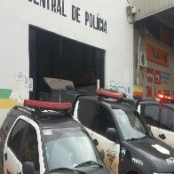 Dupla &eacute; detida por populares ap&oacute;s amea&ccedil;ar e roubar sacola de uma mulher