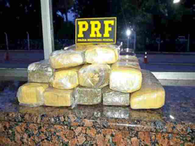 Jovem de 18 anos é presa com 10 quilos de maconha