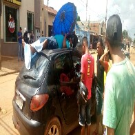 Motociclista para em cima de carro após colisão