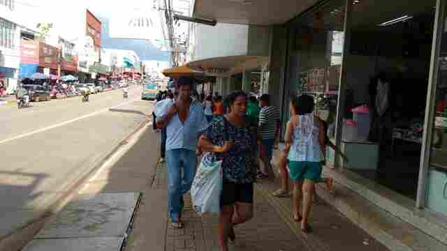 Consumidor da capital reclama da crise financeira para as compras de Natal