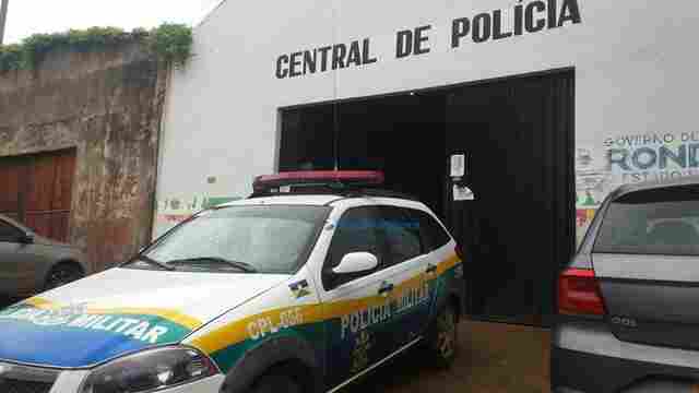 Três homens são presos suspeitos de furtarem cerveja e vodka em bar