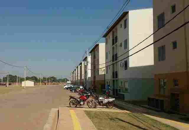 Homem chega em casa bêbado e esfaqueia a própria esposa por ciúmes