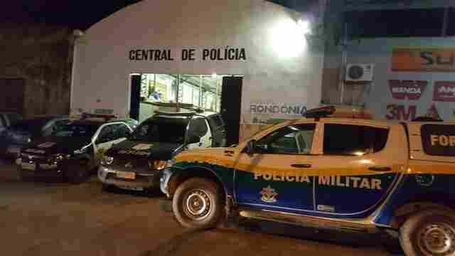 Marido ciumento espanca esposa com socos e pontapés