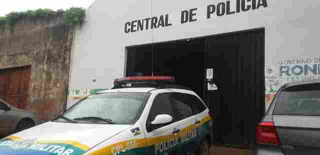 Com tornozeleira, apenado sai da rota e é flagrado em frente a casa de delegado