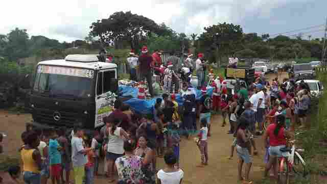 Grupo Amigos do Bem doa brinquedos a crianças do Bairro Renascer neste Natal