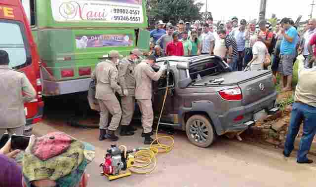 Motorista colide na traseira de ônibus e fica preso às ferragens