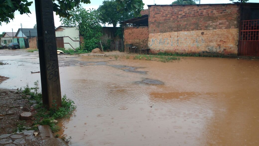 Chuva forma enormes lagoas na Zona Leste e população reclama ainda da falta de segurança