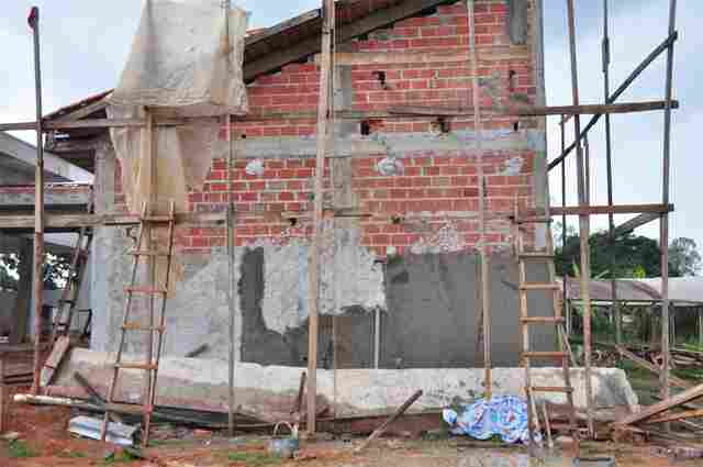 Pedreiro tem a cabeça esmagada por cobertura de concreto em construção