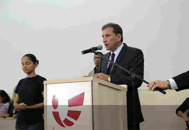 Hildon Chaves anuncia corte de comissionados, contratos, redução de secretarias, suspensão de passagens e ponto eletrônico