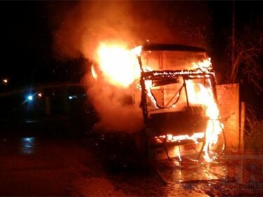 Criminosos incendeiam ônibus e atiram em presídio em Rondônia