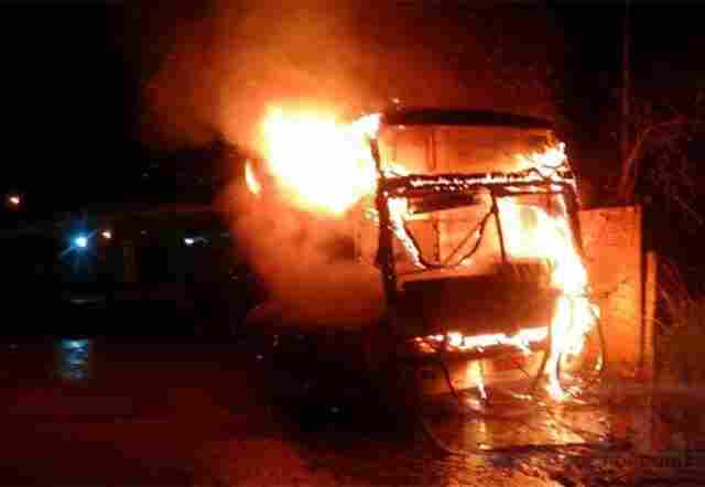 Criminosos incendeiam ônibus e atiram em presídio em Rondônia