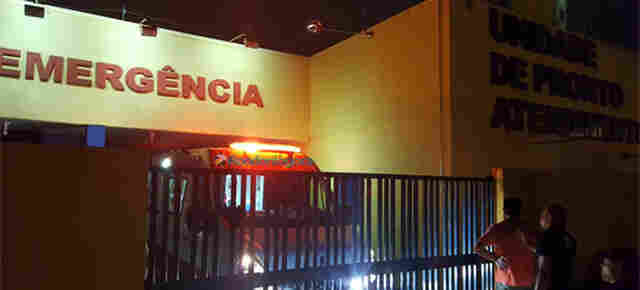 Após ser atingido por tiro no meio da rua, homem finge estar morto