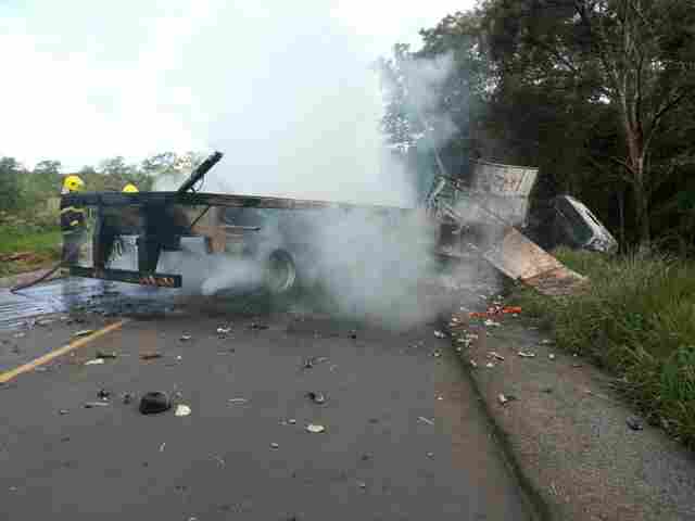 Motorista morre após tombar caminhão carregado de madeira na BR-174