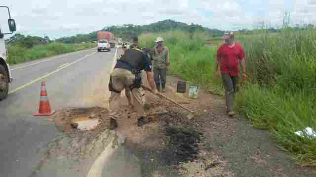 Policiais rodoviários federais tapam buracos na BR-364 em Rondônia