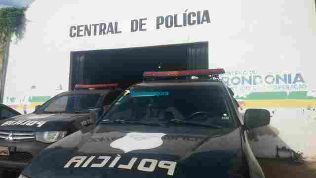 Polícia flagra pai agredindo a filha de 17 anos no meio da rua em Porto Velho