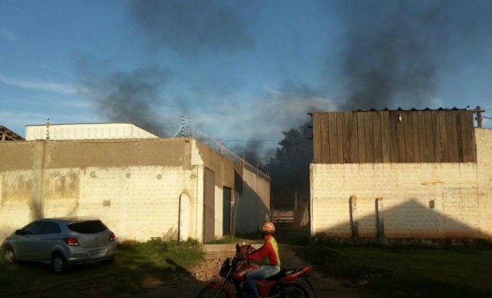 Presos fogem da Casa do Albergado após incêndio na unidade