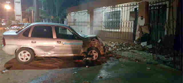 Motorista bêbado perde controle do veículo e destrói frente de residência em Porto Velho