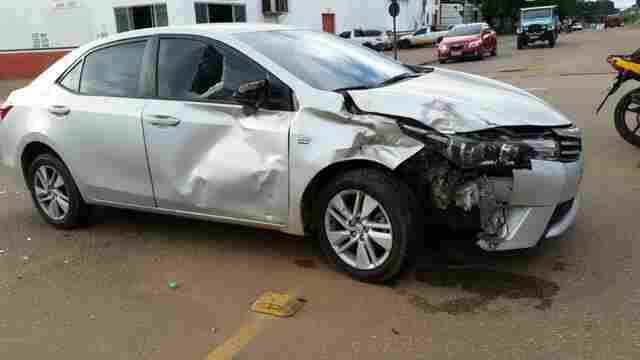 Mototaxista fica ferido ao colidir em automóvel em Porto Velho