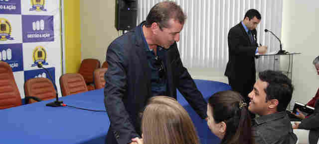 Prefeitura entrega bolsas de estudos para mais de 300 pessoas cursarem faculdade