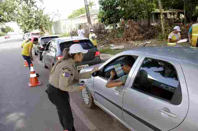 Semtran inicia nova forma de abordagem em blitz educativa