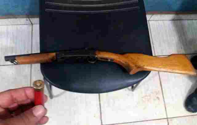 Jovem é preso com escopeta e alega que arma é para sua proteção