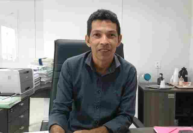 Secretário reduz 50% de comissionados e envia 300 servidores da Semed para escolas