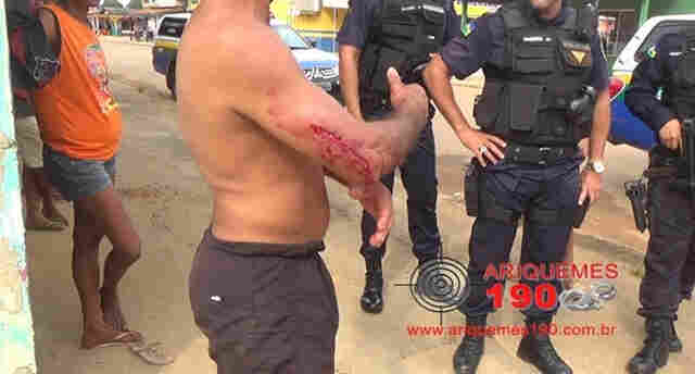 Homem se envolve em confusão e é agredido a pauladas
