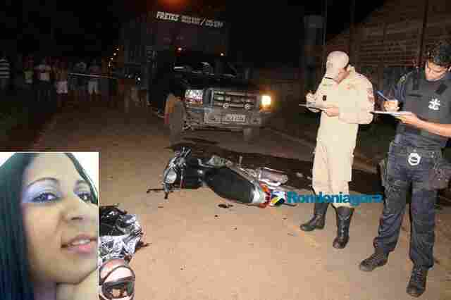 Mulher morre após colidir moto em caminhão boiadeiro