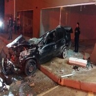 Motorista perde controle do carro, colide em farmácia e atropela ciclista de 14 anos