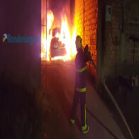 V&iacute;deo: Criminosos incendeiam carro ap&oacute;s tentarem assaltar resid&ecirc;ncia