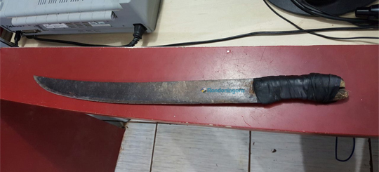 Dupla ameaça degolar criança de 7 anos com facão durante cobrança de dívida na Zona Sul