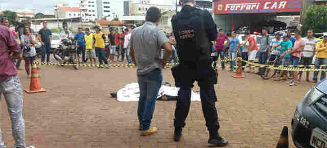 Dupla executa homem a tiros em pátio de posto de gasolina