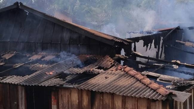 Incêndio destrói casa de madeira no interior de Rondônia