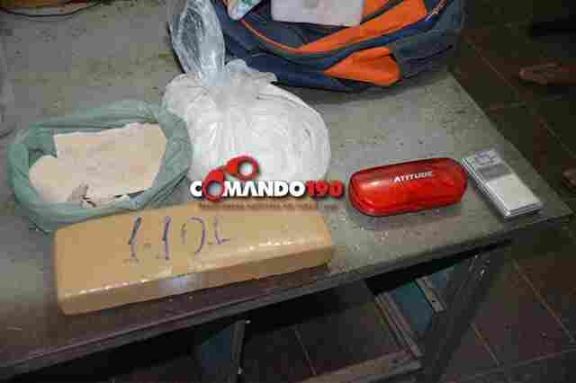 Após denúncia anônima, PM prende jovem com dois quilos de maconha e crack