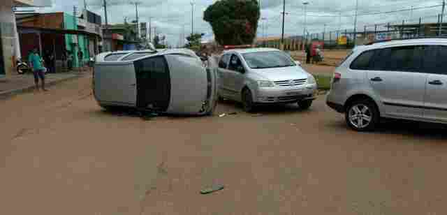 Colisão entre três veículos deixa mulher lesionada em Porto Velho