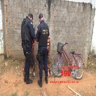 Albergado e adolescente ameaçam esfaquear vítima durante roubo e são detidos por populares