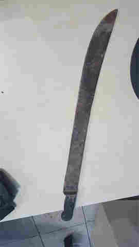 Homem agride irmãos e os acusa de usarem droga em frente de sua casa