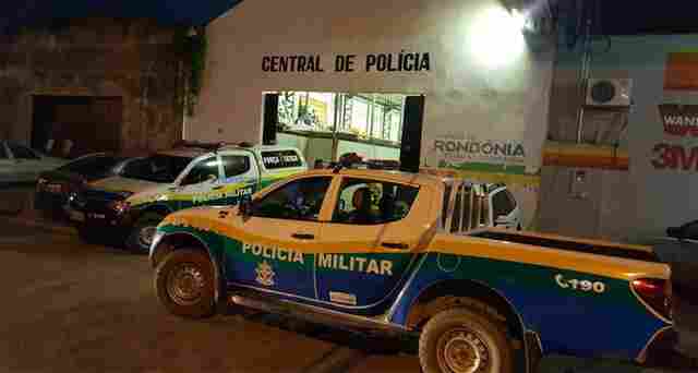 Jovem é preso após roubar bolsa de mulher em parada de ônibus no centro da Capital